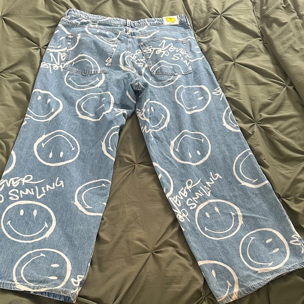H&M Light Blue Denim High Rise Jeans with White Smiley Print - Picture 5 of 7